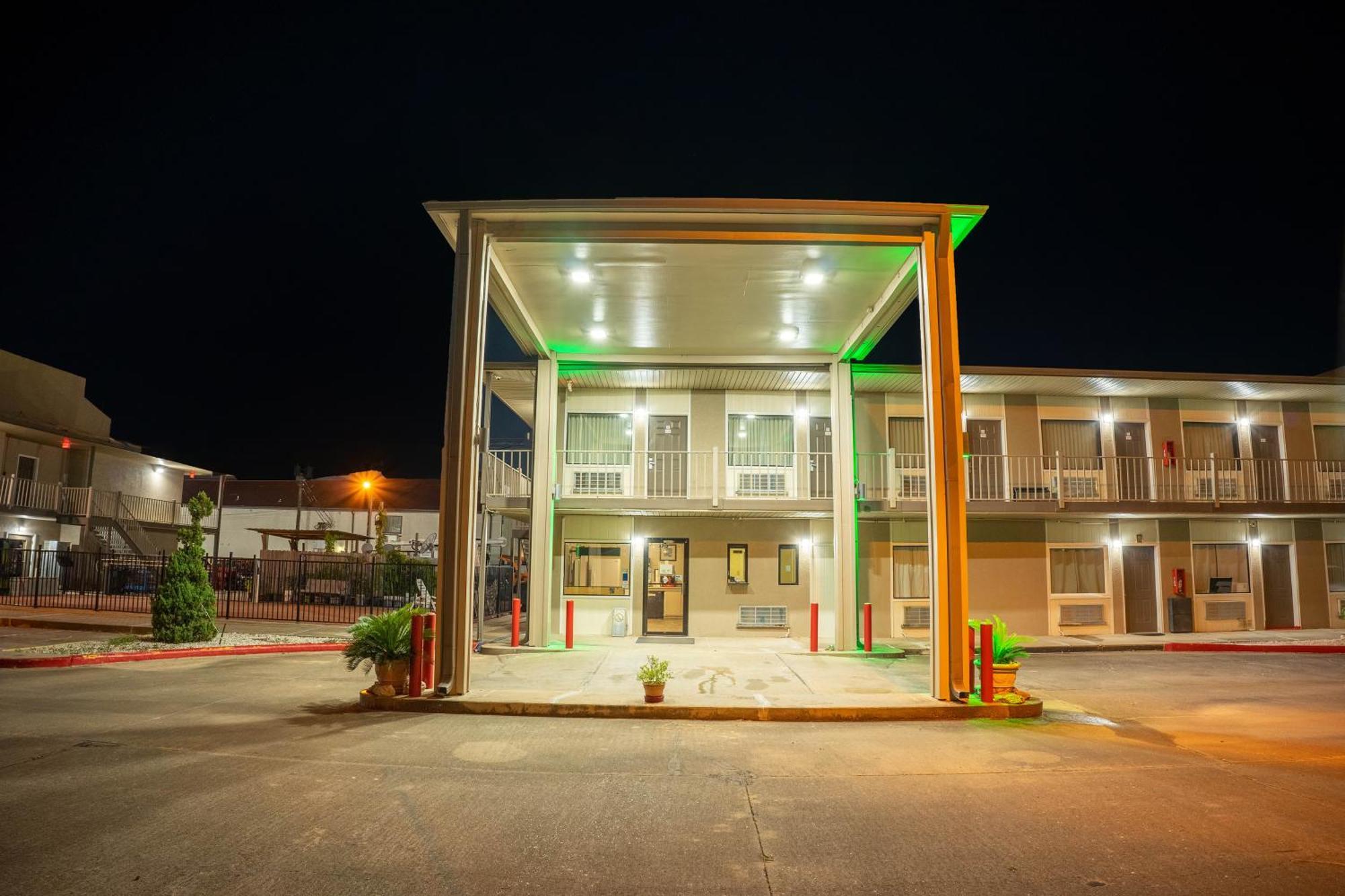 Regency Inn & Suites By Oyo Bay City Tx ภายนอก รูปภาพ