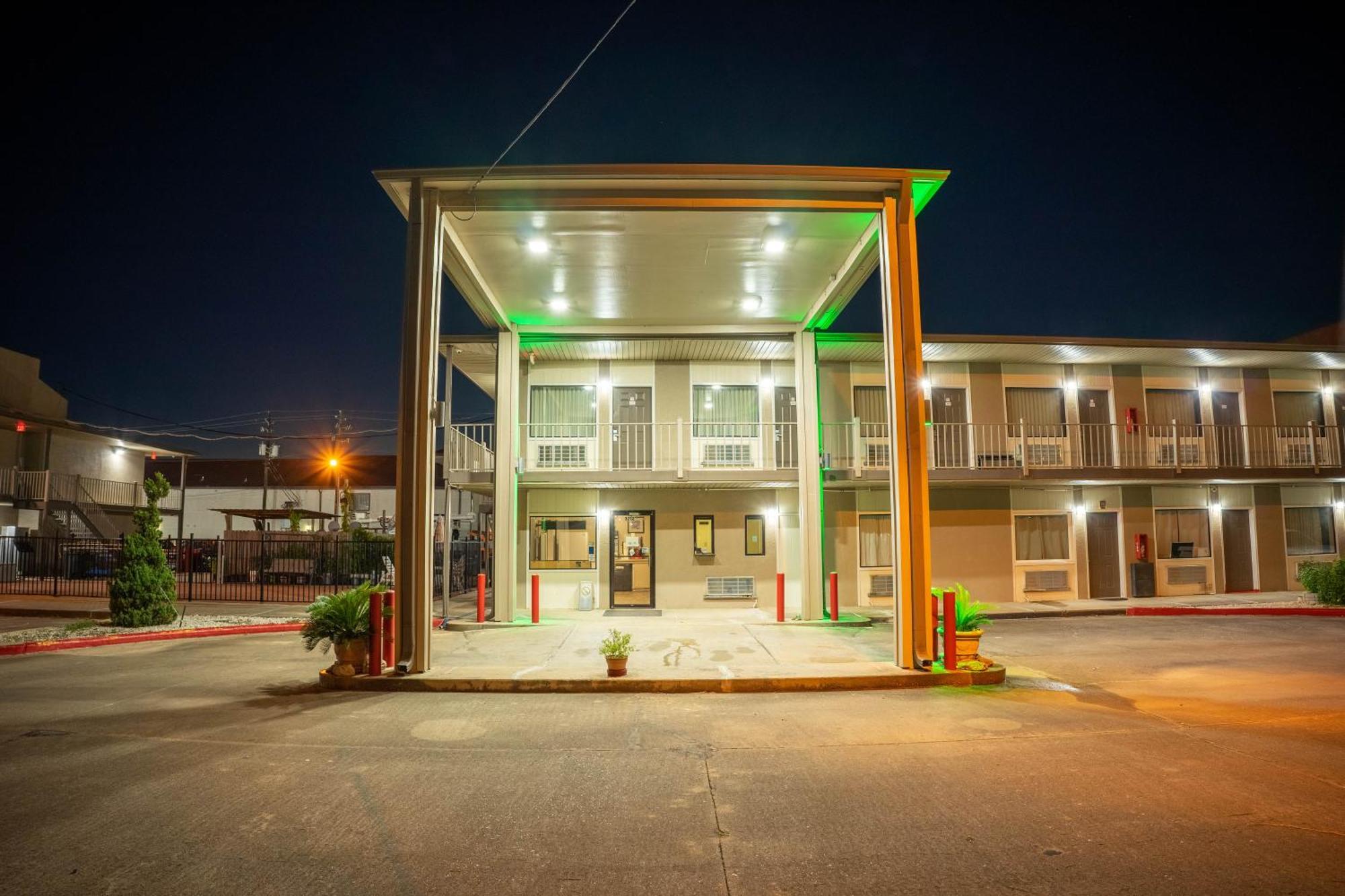 Regency Inn & Suites By Oyo Bay City Tx ภายนอก รูปภาพ