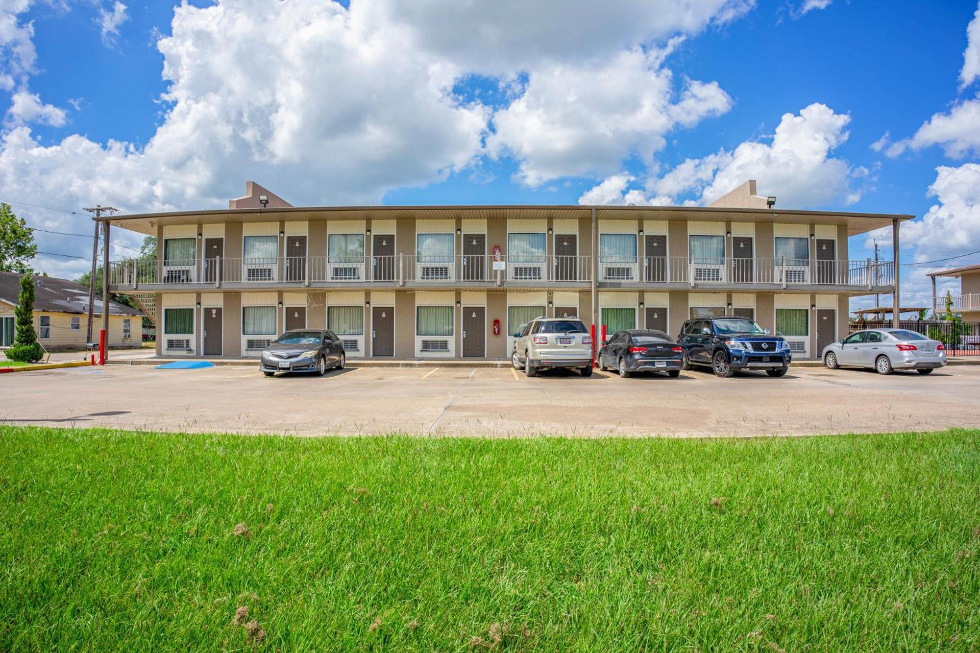 Regency Inn & Suites By Oyo Bay City Tx ภายนอก รูปภาพ