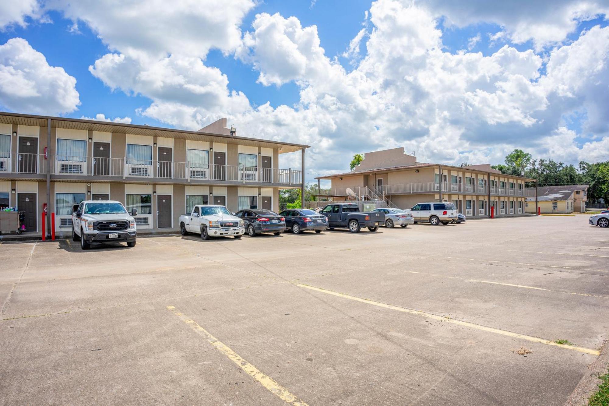 Regency Inn & Suites By Oyo Bay City Tx ภายนอก รูปภาพ